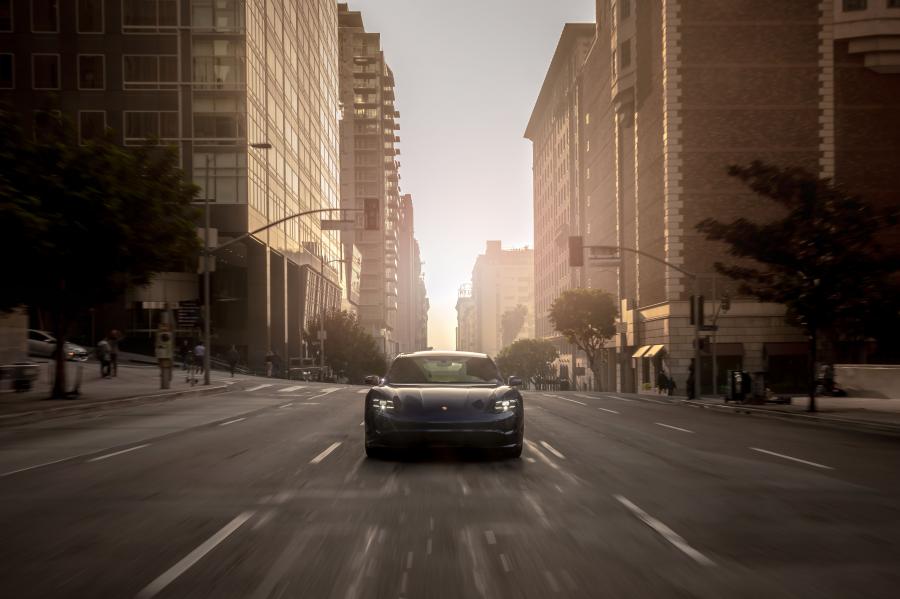  Porsche Taycan Turbo 2019 года  (NA) (фото 9 из 14)